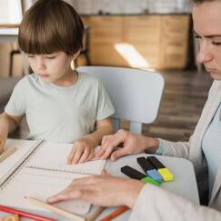 Обложка курса 'Сурдопедагогика в ДОУ: организация образовательной среды и сопровождение детей'