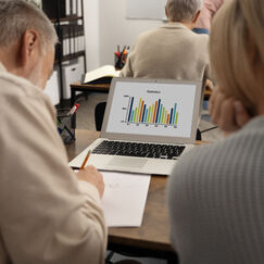 Обложка курса 'Анализ рынка и маркетинговые исследования'