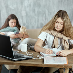 Обложка курса 'Зависимое поведение и методы профилактики: работа с подростками'