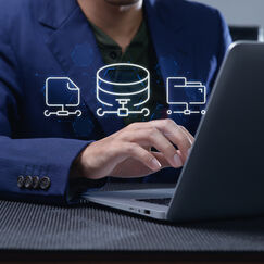 Обложка курса 'Работа с данными в SQL: объединение, манипулирование и преобразование'