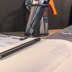Обложка курса 'Написание текстов: экспертные статьи, тексты на основе клиентского опыта и юридическая тематика'