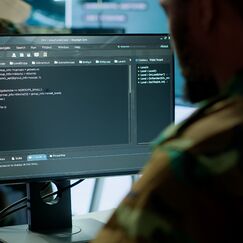 Обложка курса 'Работа с данными, API и асинхронное программирование на Python'
