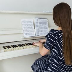 Обложка курса 'Развитие навыков успешного чтения с листа и выучивания наизусть нотного текста на уроках фортепиано в младших и старших классах ДМШ'