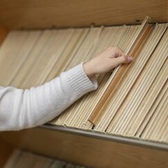 Обложка курса 'Организация доступа к архивным документам и их использование'