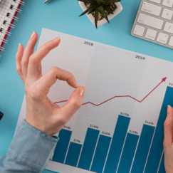 Обложка курса 'Продажи и управление клиентским опытом: стратегии и аналитика'
